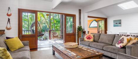 Casa clásica, 4 habitaciones | Área de sala de estar | Televisión de pantalla plana, reproductor de DVD y estación para iPod