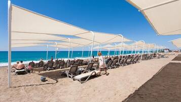 Pantai pribadi, antar-jemput gratis ke pantai, dan kursi berjemur