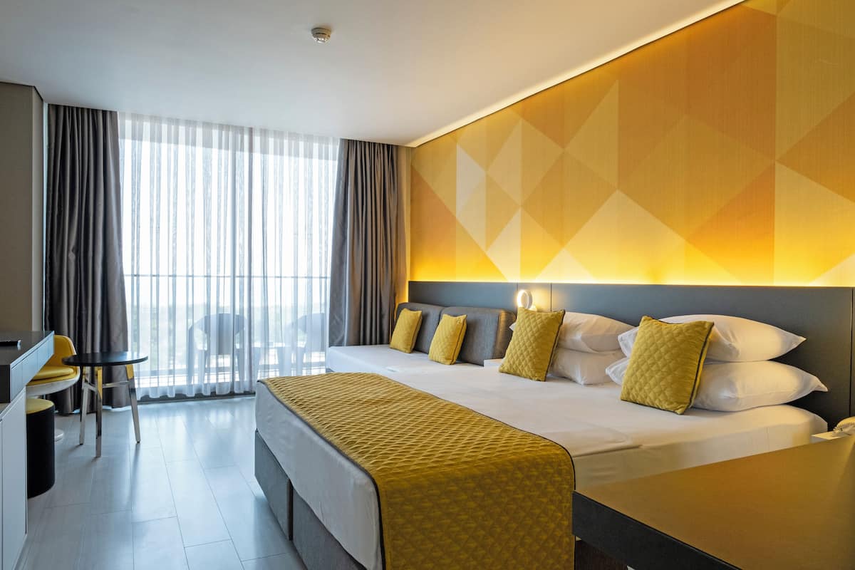 Quarto standard, vista para o rio | Roupas de cama premium, frigobar, cofres nos quartos, escrivaninha