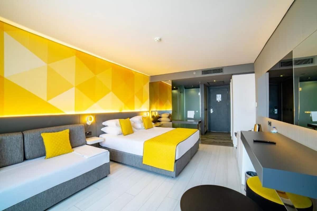 Roupas de cama premium, frigobar, cofres nos quartos, escrivaninha