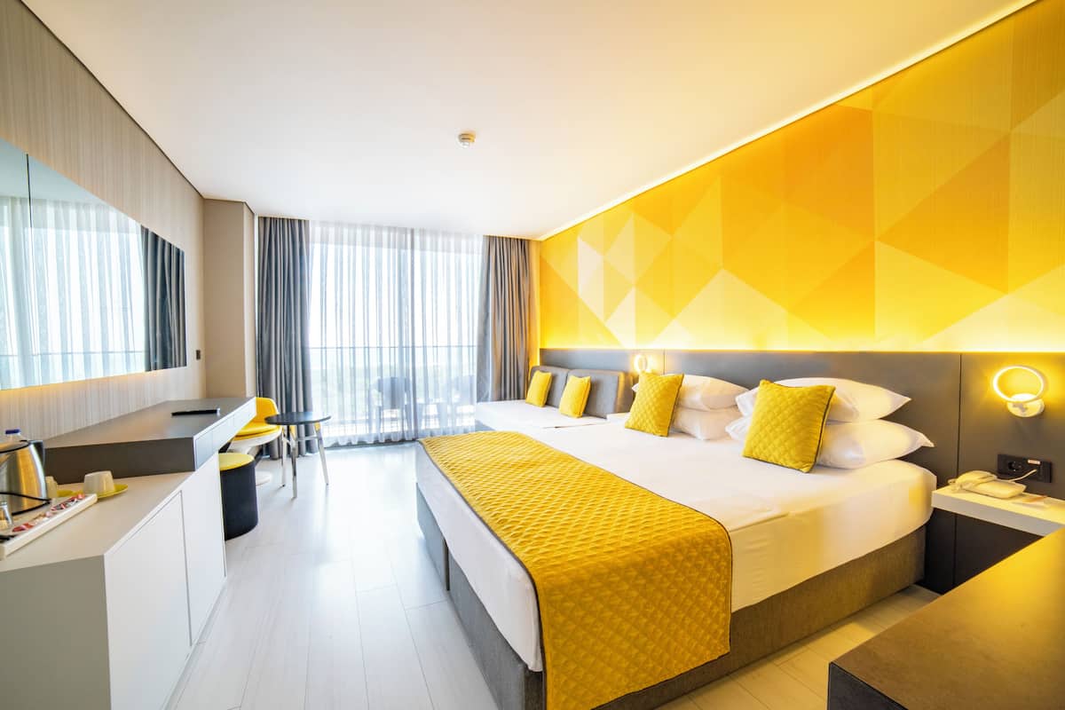 Quarto standard, vista parcial para o mar | Roupas de cama premium, frigobar, cofres nos quartos, escrivaninha