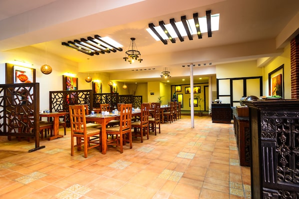 2 restaurants, breakfast, lunch, dinner served; international cuisine