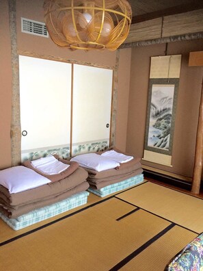 Twin Room, Non Smoking, Shared Bathroom | Free WiFi - Hakodateyama Guest House - Hostel (Hakodate)
