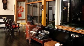 Lobby - Hakodateyama Guest House - Hostel (Hakodate)