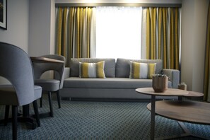 Deluxe Junior Suite | Oppholdsrom | En 40-tommers LED-TV med Parabol-TV samt TV og DVD-spiller