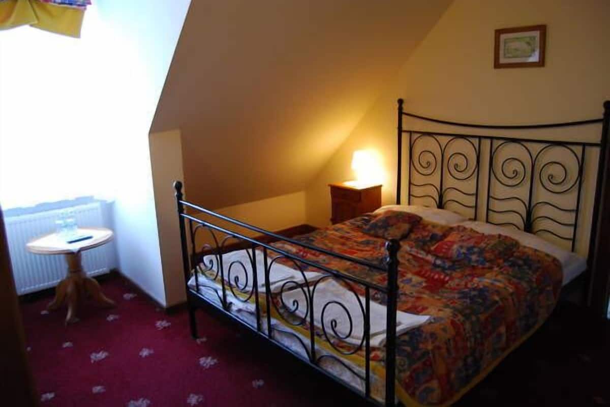 Driepersoonskamer, 2 slaapkamers (No. 1) | Een strijkplank/strijkijzer, extra bedden, gratis wifi, beddengoed