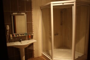 Shower, towels - Qafqaz Sahil Resort Hotel (Lankaran)