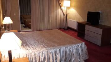 Junior Suite | Free cribs/infant beds, rollaway beds, free WiFi