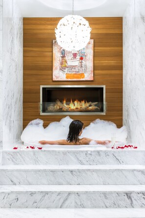 Svit Royal | Badrum | Dusch, lyxtoalettartiklar, hårtork och badrock