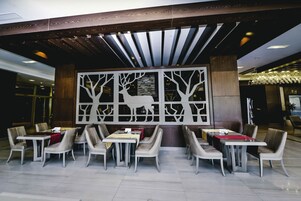 Café da manhã com buffet grátis todos os dias