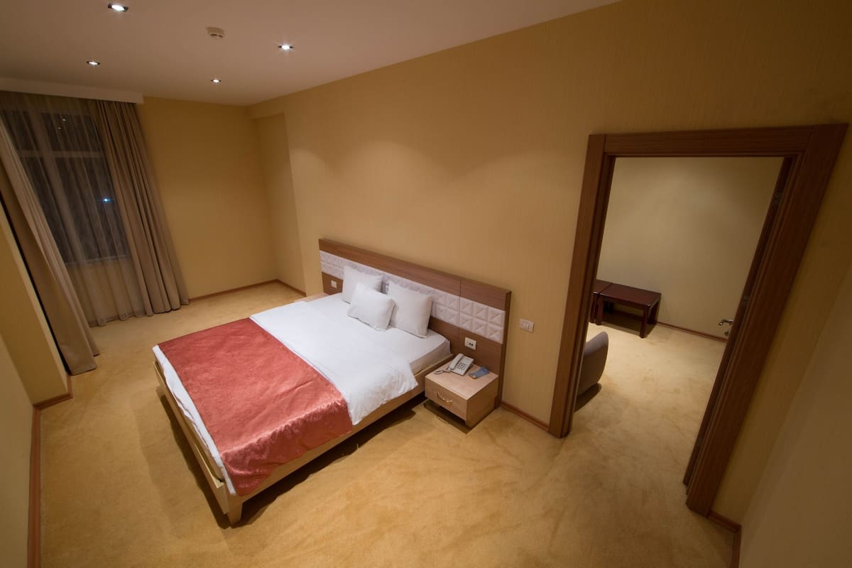 Suite junior, 1 habitación, balcón, vistas a la ciudad | 1 dormitorio, caja fuerte, escritorio y wifi gratis