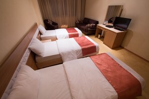 Cofres nos quartos, escrivaninha, Wi-Fi de cortesia, roupa de cama