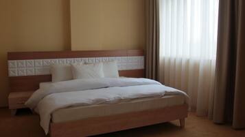 Zimmersafe, Schreibtisch, kostenloses WLAN, Bettwäsche