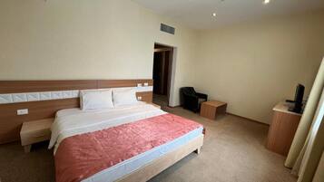 Kamar Double atau Twin Standar | Brankas, meja kerja, Wi-Fi gratis, dan seprai linen