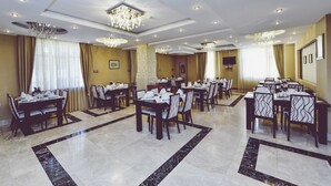 2 restaurantes; se sirven almuerzos y cenas