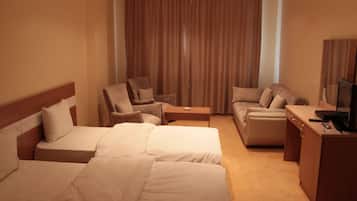 1 habitación, caja de seguridad en la habitación y escritorio