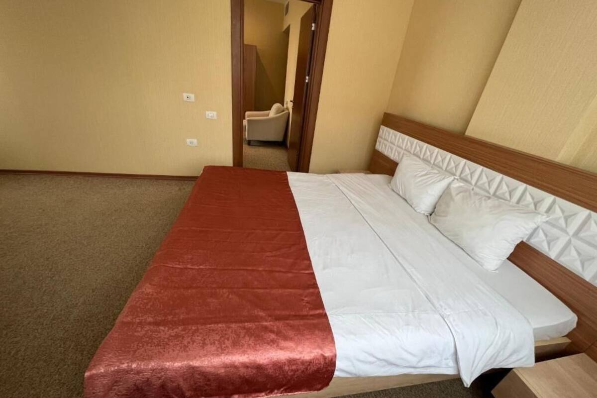 In-room safe, desk, WiFi (free), bed sheets