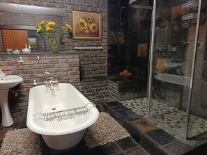 Tweepersoonskamer | Badkamer | Gratis toiletartikelen, een haardroger, handdoeken