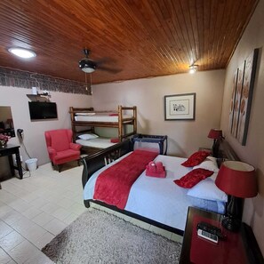 Quarto família | Roupas de cama premium, escrivaninha, espaço de trabalho para notebook