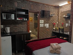 Double Room | Premium bedding, desk, laptop workspace, free WiFi - Royal Game Guest House (Phalaborwa)