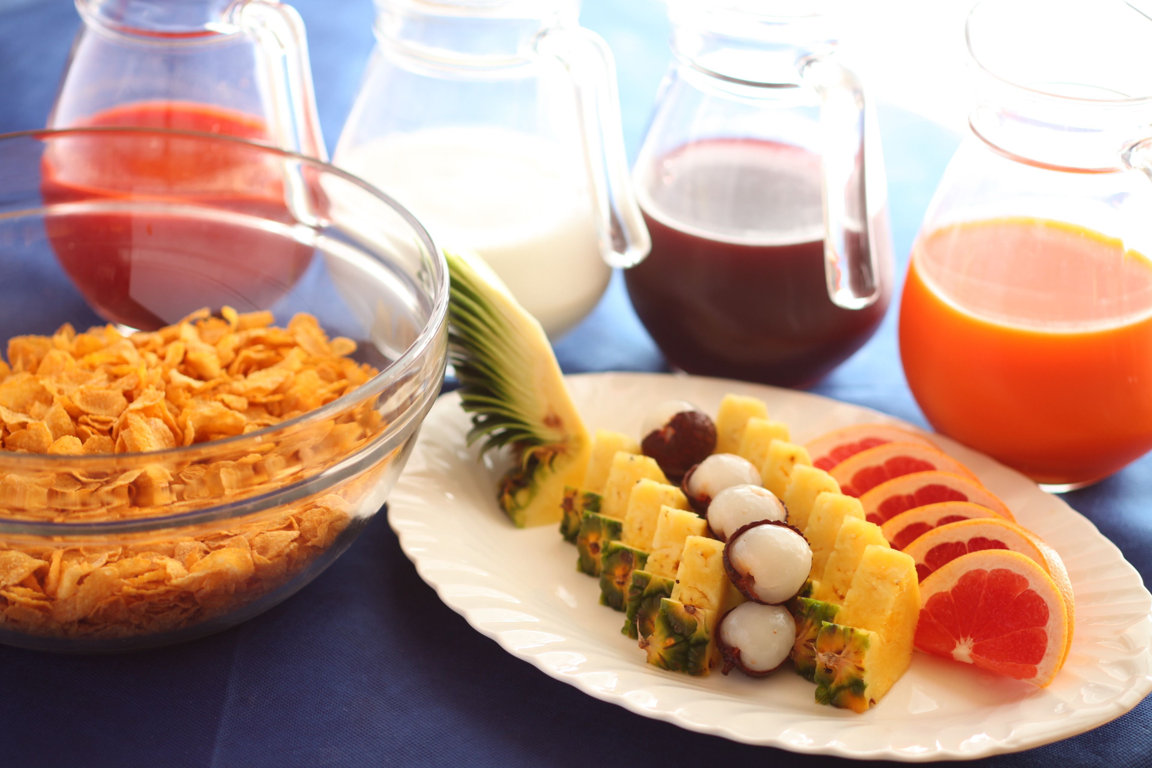 Desayuno con cereal, frutas y bebidas.