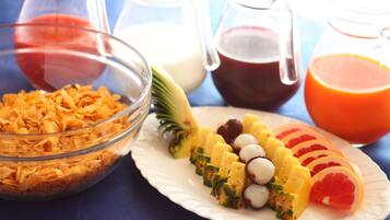 Desayuno con cereal, frutas y bebidas.