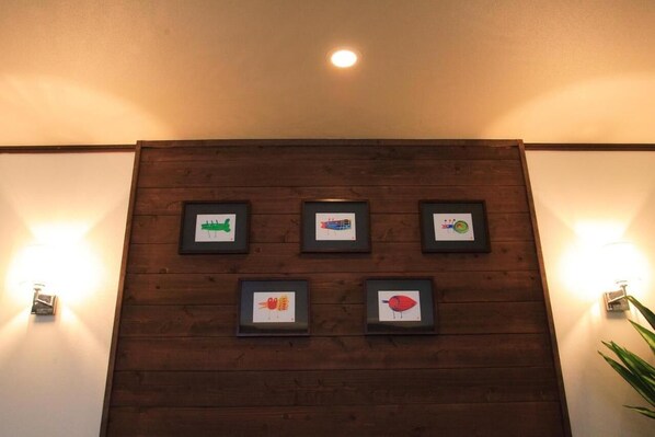 Una pared con cinco dibujos enmarcados de animales.