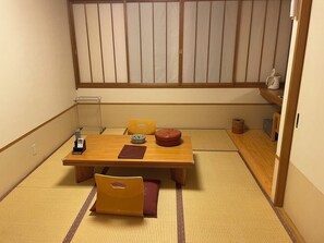 In-room safe, desk, free WiFi, bed sheets - Dormy Club Karuizawa (Karuizawa)