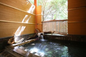 Outdoor spa tub - Dormy Club Karuizawa (Karuizawa)