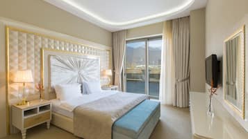 Executive suite | Een minibar, een kluis op de kamer, geluiddichte muren