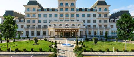 Vista frontal de la propiedad