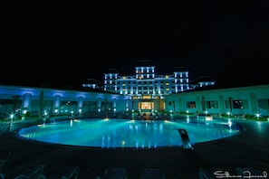 Indoor pool, outdoor pool, sun loungers - Gabala Garden Hotel (Gabala)