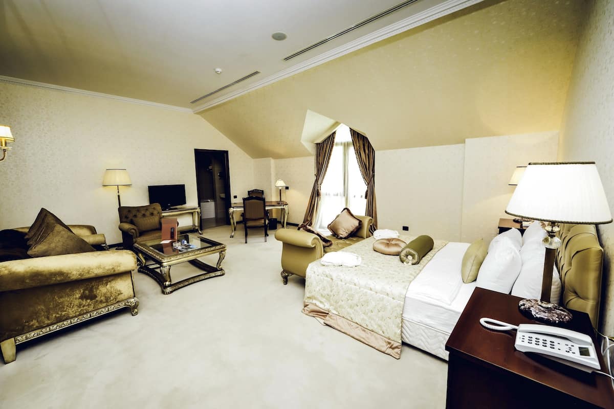 Royal Suite | In-room safe, soundproofing, iron/ironing board, free WiFi