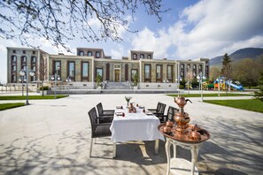 Phục vụ bữa sáng, bữa trưa, bữa tối, đặc sản địa phương 