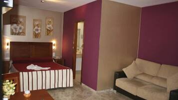 Estudio familiar | Caja fuerte, escritorio, cortinas opacas y tabla de planchar con plancha