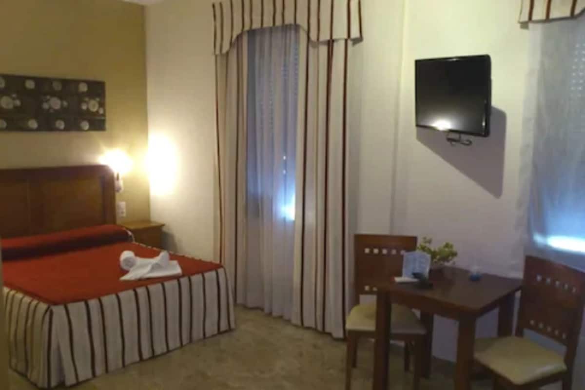 Caja de seguridad en la habitación, escritorio y cortinas blackout