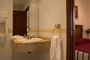 Kostenlose Toilettenartikel, Haartrockner, Handtücher