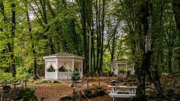 2 restaurantes, se sirve desayuno