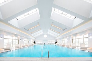 Una piscina cubierta, una piscina al aire libre