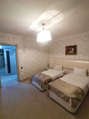 Ropa de cama de alta calidad y caja de seguridad en la habitación 