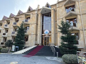 Vista frontal de la propiedad