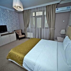 Habitación doble estándar | Ropa de cama de alta calidad y caja de seguridad en la habitación 