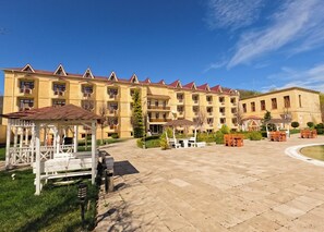 Front of property - Qebele Yeddı Gozel Hotel (Gabala)