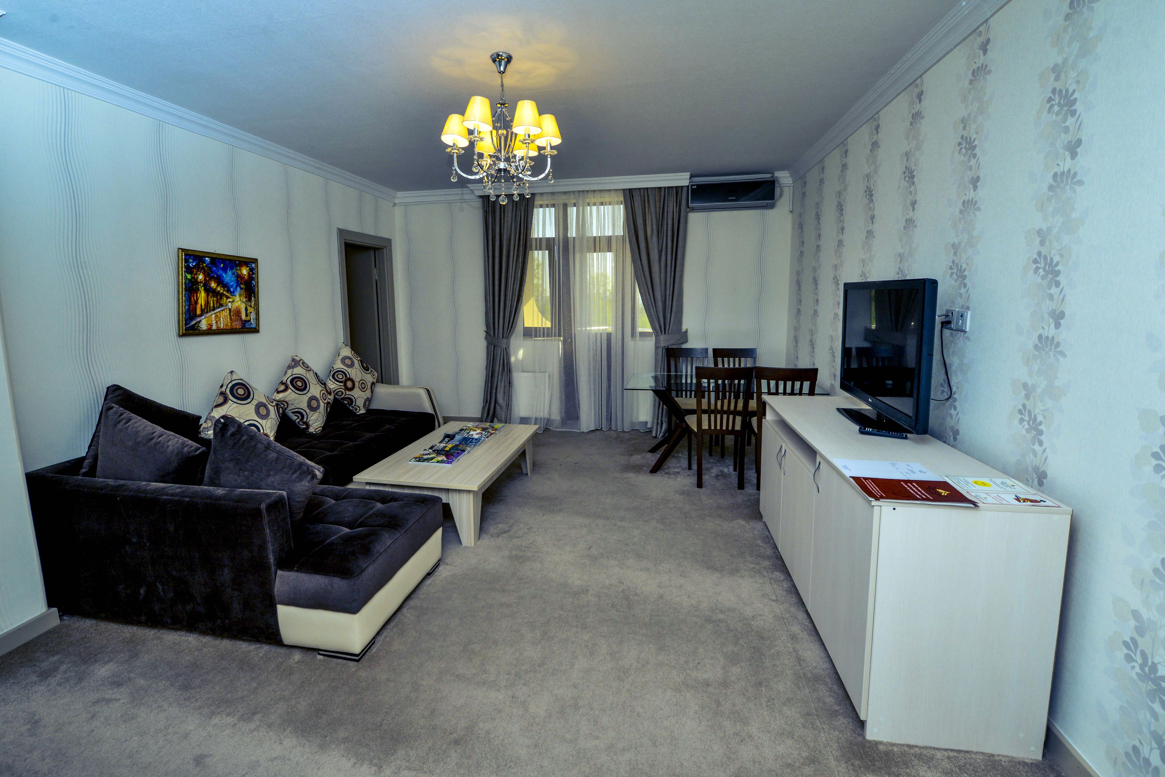 Una sala de estar con un sofá, una mesa de centro y un televisor.