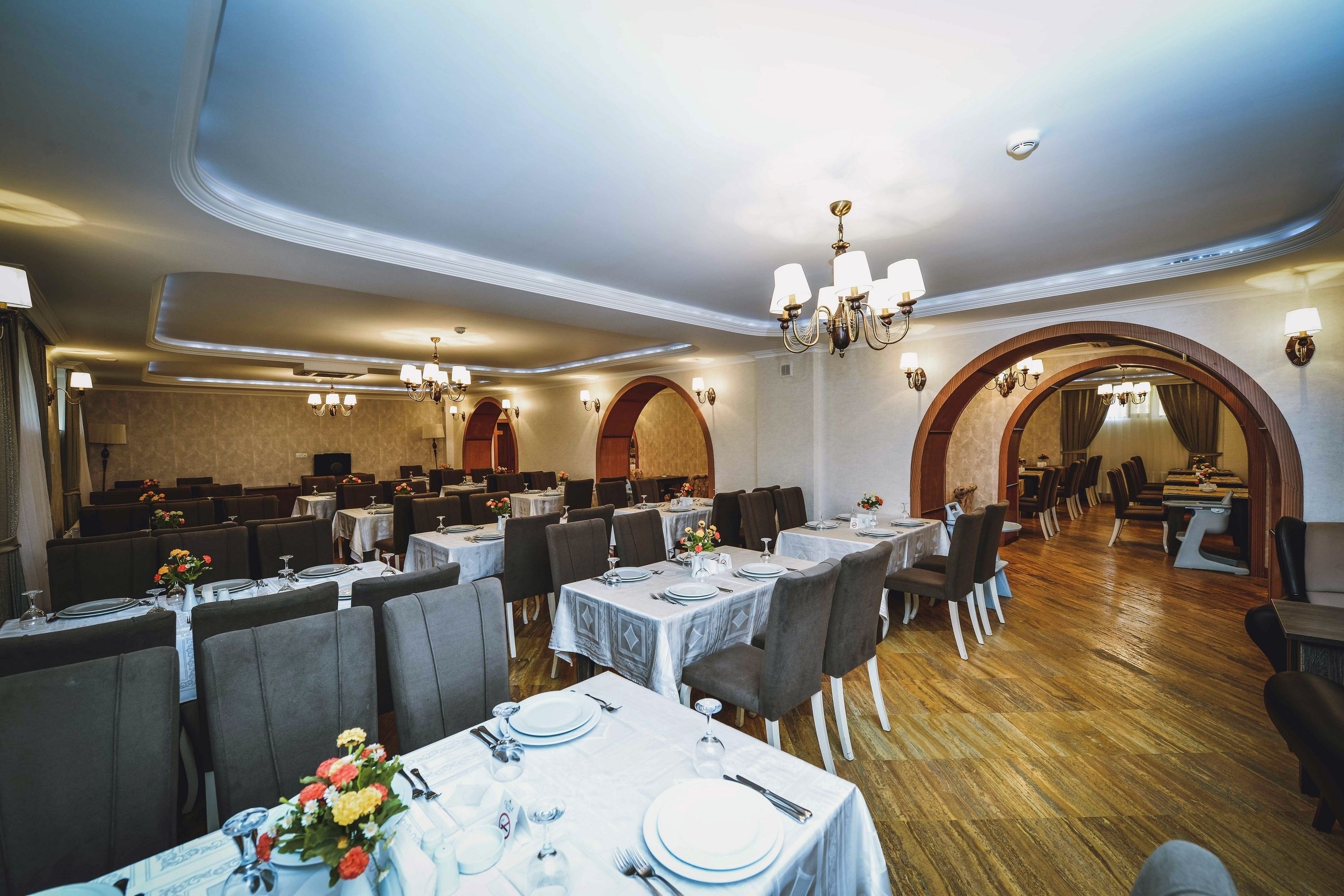 2 restauranter, der serverer morgenmad, frokost og aftensmad