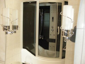 Shower, free toiletries, hair dryer, towels - Panorama Hotel Felsenmühle (Ebersbach-Neugersdorf)