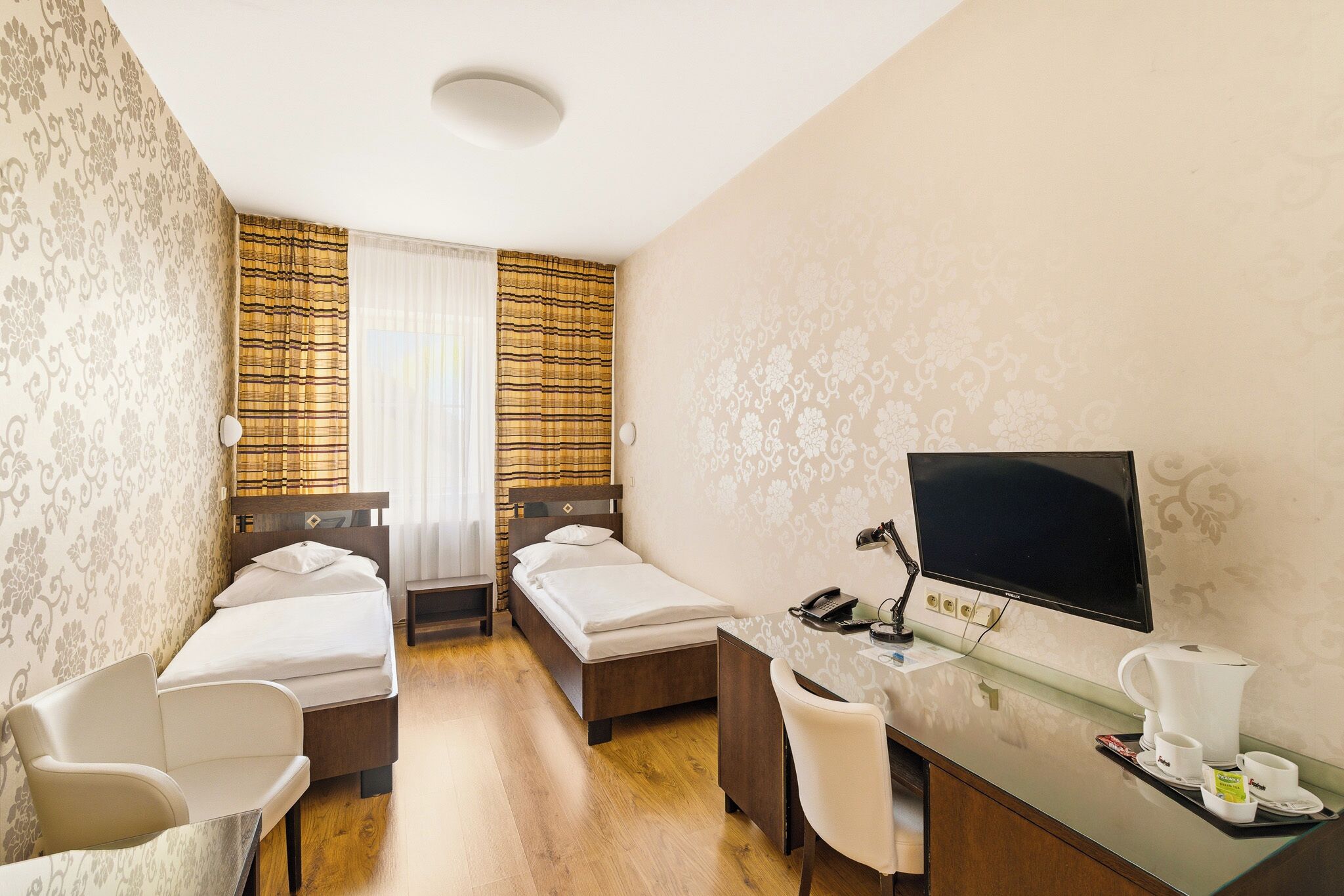 خزنة داخل الغرفة ومكتب وتجهيزات عازلة للصوت ومكواة/لوح كي