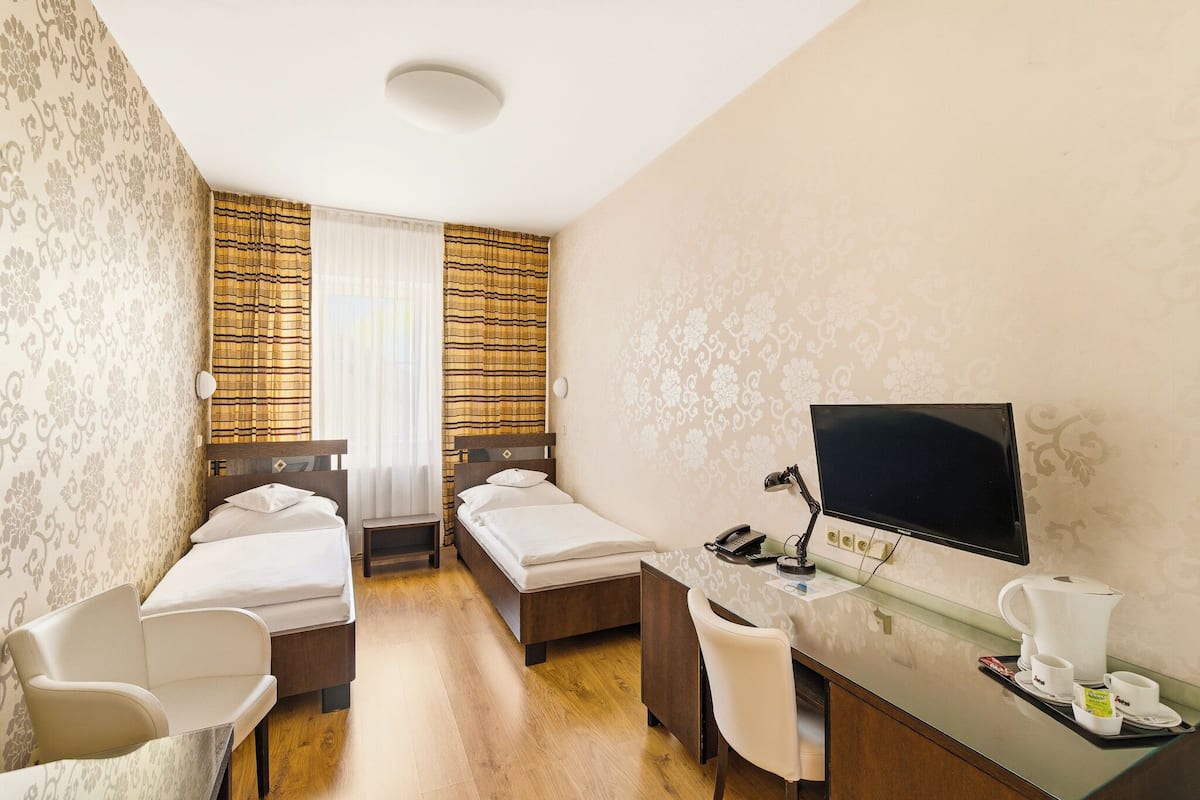 Standard tvåbäddsrum | Värdeförvaringsskåp på rummet, skrivbord och ljudisolering