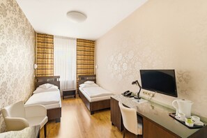 Standard Twin Room | In-room safe, desk, soundproofing, iron/ironing board