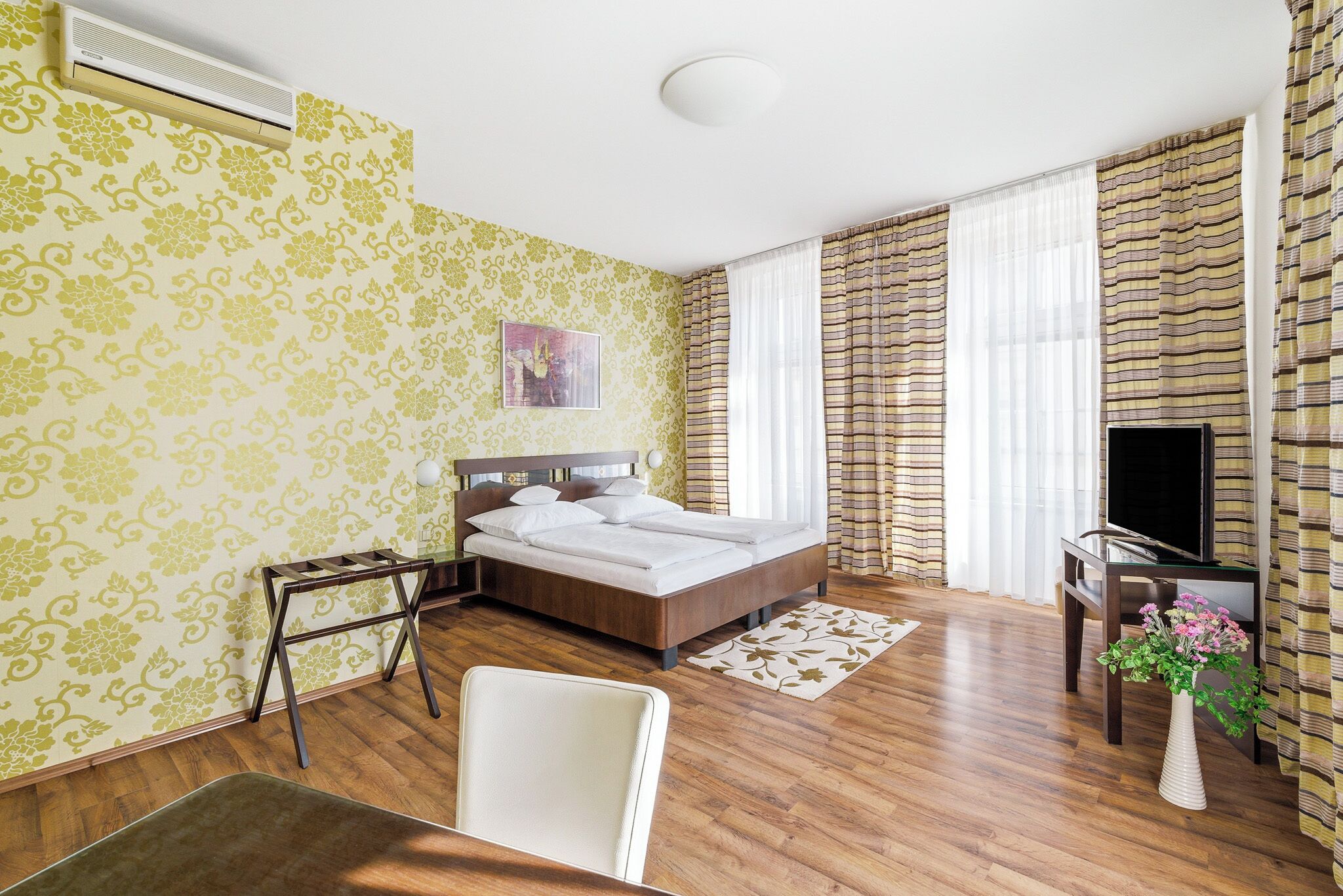 خزنة داخل الغرفة ومكتب وتجهيزات عازلة للصوت ومكواة/لوح كي